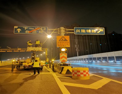 大庆郑州市北三环彩虹桥交通标志牌安装现场